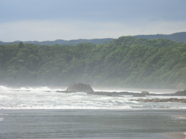 海水が巻い上がりけぶる海