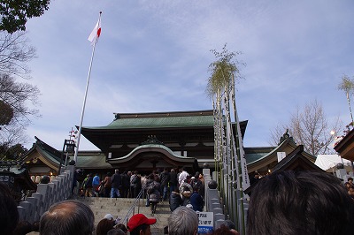 本殿前で待機